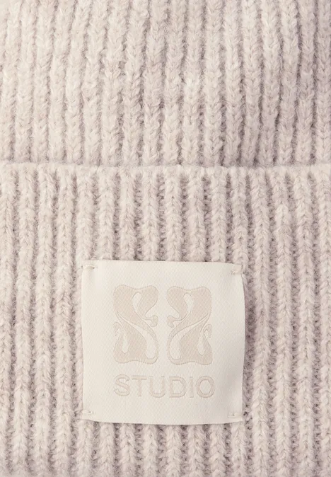 Beanie mit Badge soft beige