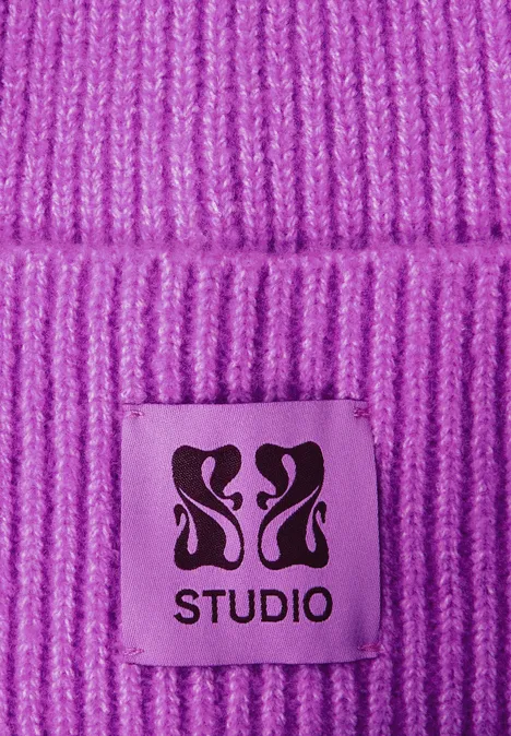 Beanie met badge floral pink