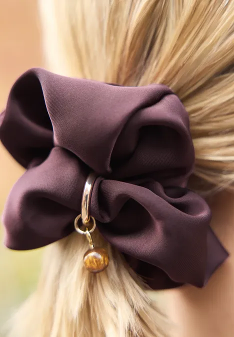 Scrunchie mit Ring-Detail very berry Große satinartige Haarklammer in Dunkellila mit Schleife und hängendem Perlenanhänger.