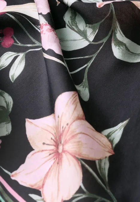 Satijnen doek met bloemmotief inked grey Satijnen doek met bloemmotief inked grey