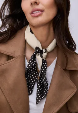 Mode + 50 ans : le foulard, l'accessoire indispensable de l'hiver