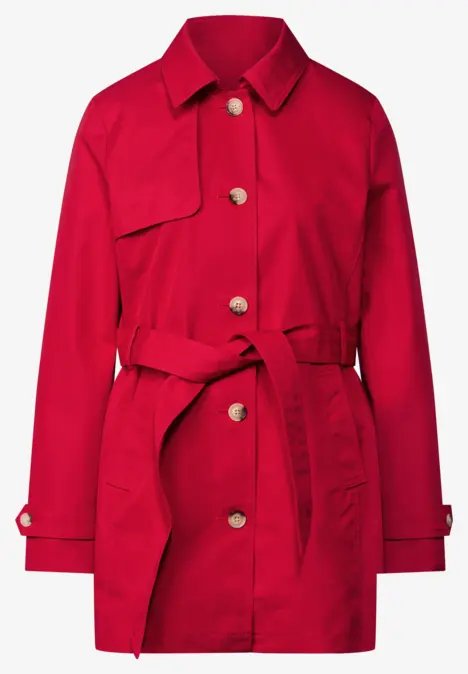 Roter Trenchcoat mit Gürtel und Knöpfen.