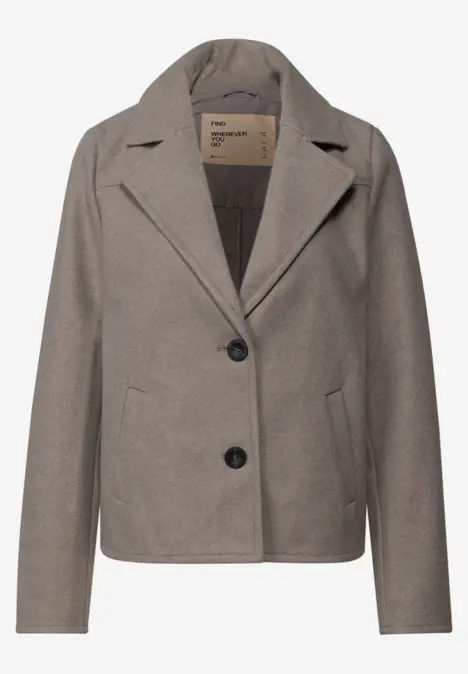 Kurze, beige Wolljacke mit Reverskragen und zwei Knöpfen.