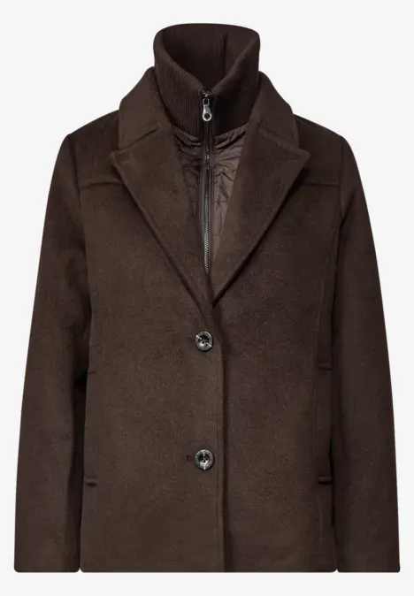 Brauner Wollmantel mit Reverskragen, zwei Knöpfen und gesteppter Innenjacke mit Reißverschluss.