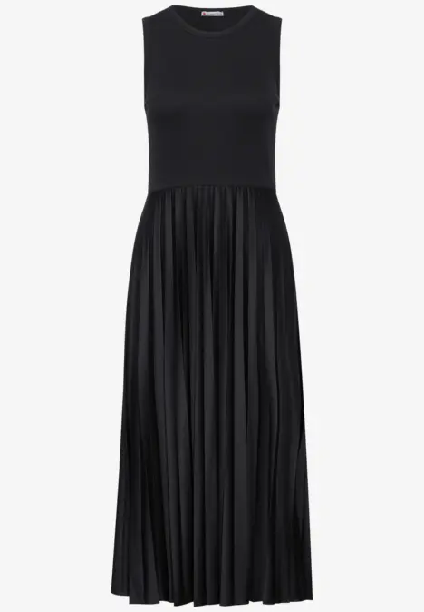 Ärmelloses, langes, schwarzes Kleid mit plissiertem Rockteil.