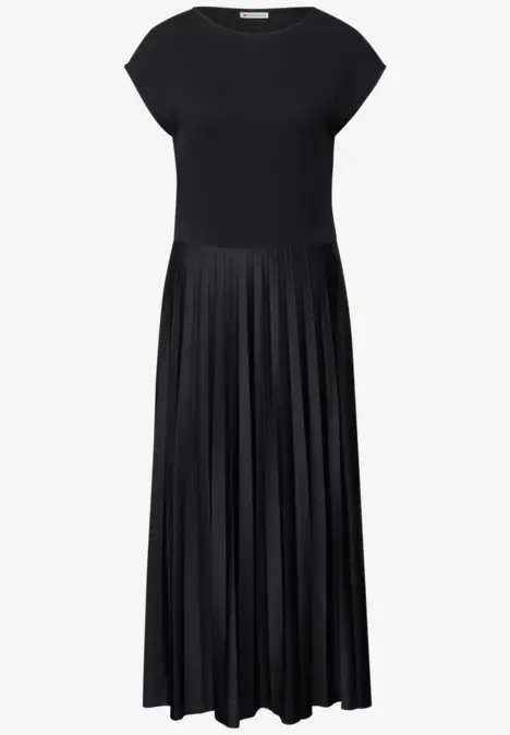 Schwarzes Kleid mit rundem Ausschnitt und plissiertem Rock.