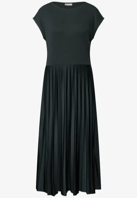 Langes, schwarzes Kleid mit kurzem Ärmel und plissiertem Rock.