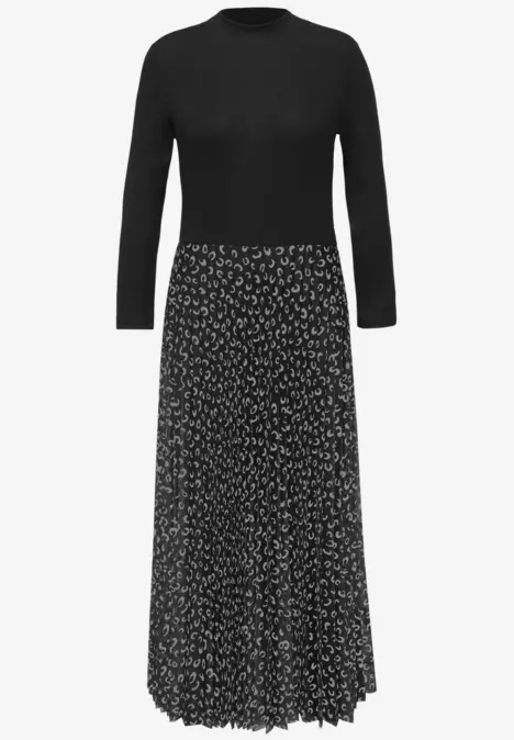 Schwarzes Kleid mit langen Ärmeln und gemustertem Rock.