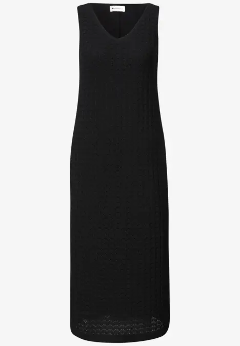 Ärmelloses, midilanges schwarzes Strickkleid mit V-Ausschnitt und feinem Lochmuster.