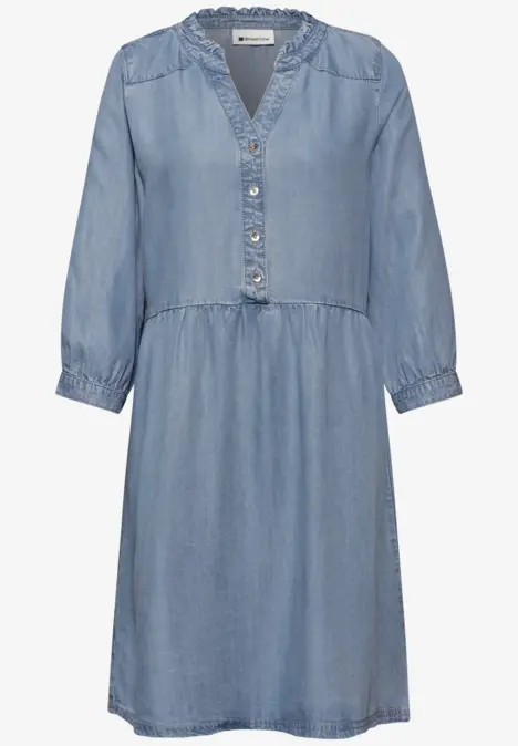 Robe en denim bleu clair, manches 3/4, encolure en V, patte de boutonnage et coupe évasée.