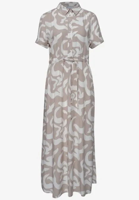 Robe longue beige à motifs blancs, manches courtes, col chemise et ceinture taille.