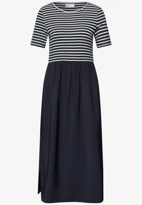 Damenkleid mit weiß-marineblau gestreiftem Oberteil, kurzen Ärmeln und langem dunkelblauen Rock.