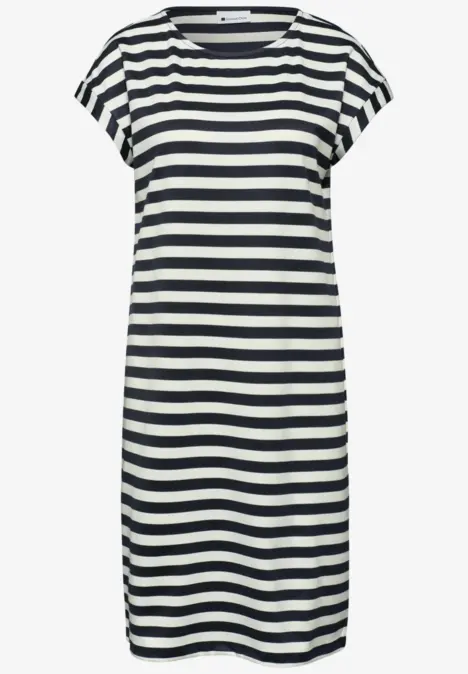 Lässiges midi T-Shirt-Kleid mit blau-weißen Querstreifen, kurzen Ärmeln und Rundhalsausschnitt.