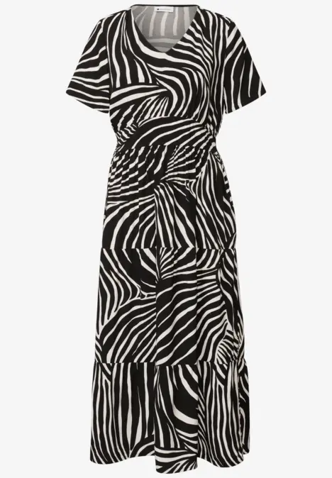 Robe mi-longue manches courtes, col rond, imprimé zèbre contrasté noir et blanc.