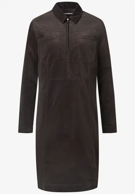 Dunkelbraunes Cordkleid mit langen Ärmeln und Reißverschluss vorn, gerader Schnitt.