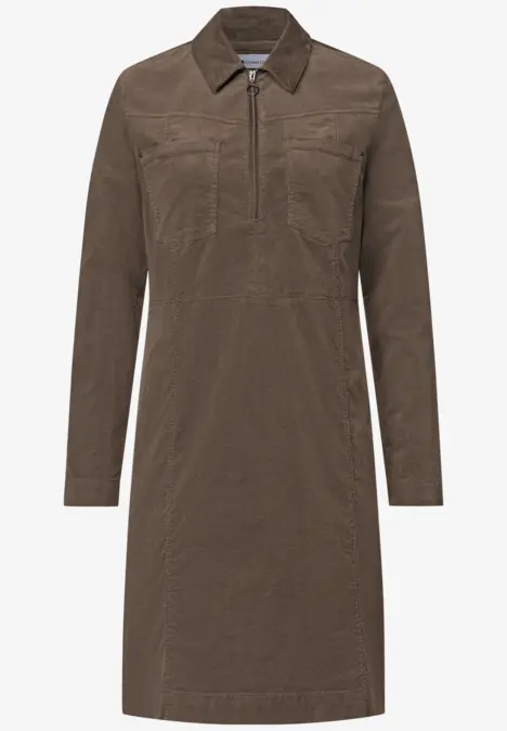 Braunes, knielanges Kleid mit Hemdkragen, halbem Reißverschluss und Brusttaschen.