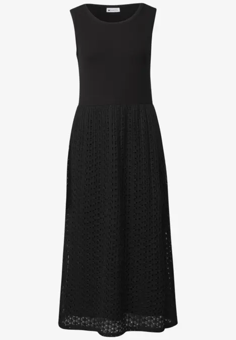 Ärmelloses, midilanges schwarzes Strickkleid mit weitem, gehäkeltem Rockteil.
