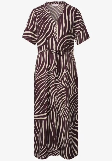 Langes Hemdkleid mit kurzem Arm, tailliertem Gürtel und braun-weißem Zebramuster.