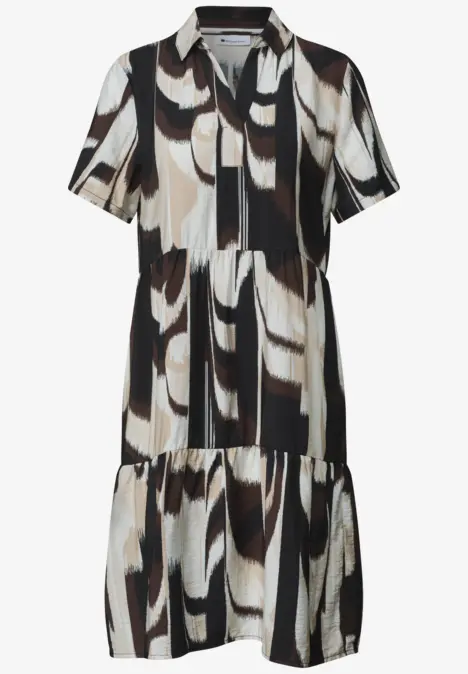 Robe chemise légère à manches courtes, col, motif abstrait à traits noirs, blancs et beiges.