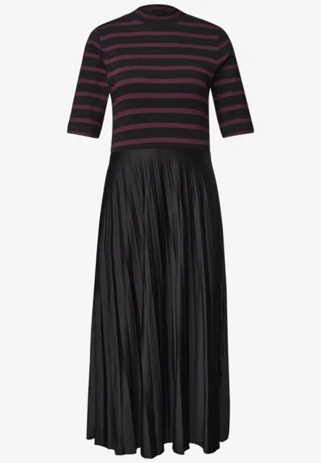 Schwarzes Midikleid mit halblangen Ärmeln, roten Streifen am Oberteil und plissiertem Rock.