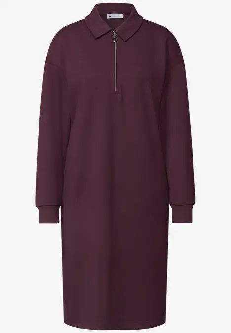 Schlichtes, beerenfarbenes Polokleid mit Reißverschluss und langen Ärmeln.