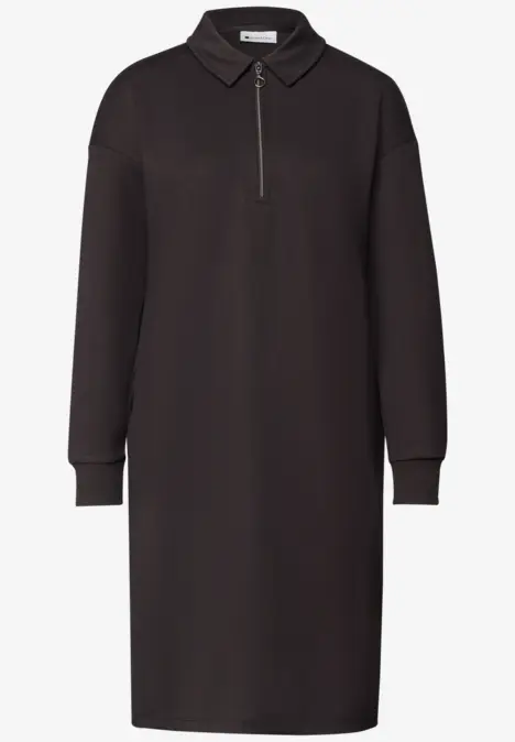 Robe polo noire à manches longues avec fermeture éclair au col et poignets côtelés.