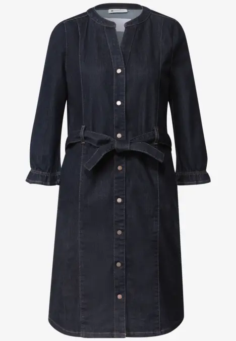 Robe en jean bleu foncé, boutons sur le devant, manches 3/4, ceinture à la taille et encolure arrondie.