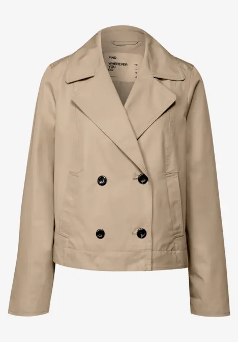 Beige Kurzjacke mit breitem Kragen und doppelter Knopfreihe.
