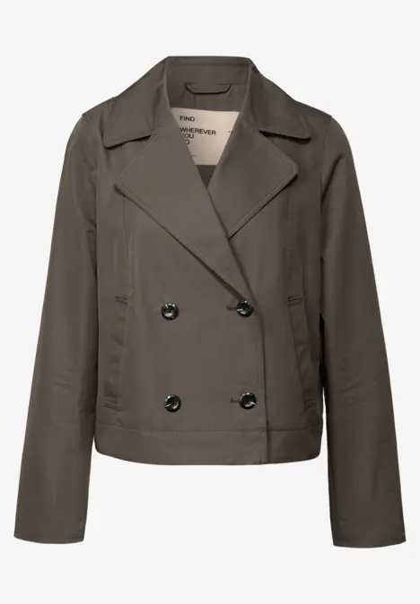 Kurze, braune Damenjacke mit doppelreihigen Knöpfen.