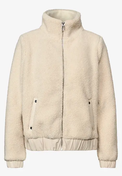 Beige Fleecejacke mit Reißverschluss und hohen Kragen.