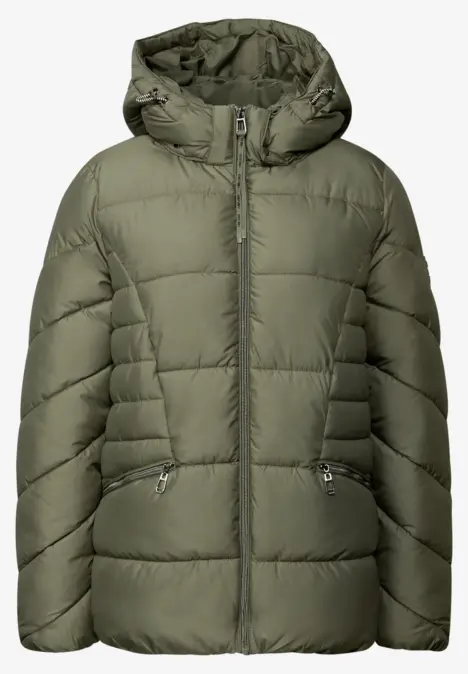 Grüne Steppjacke mit Kapuze und Reißverschlüssen an den Taschen.