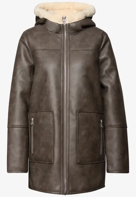 Braune Jacke mit Kapuze und Taschen, innen mit Teddyfutter.