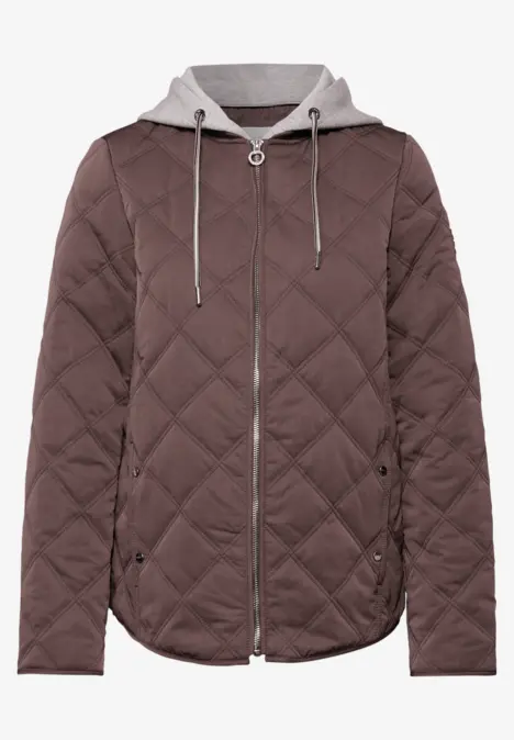 Braune, gesteppte Jacke mit Kapuze, Reißverschluss und Knopf am Kragen.