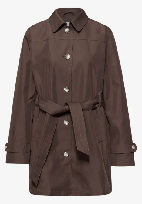 Brauner taillierter Trenchcoat mit Knopfleiste, Gürtel und aufgesetzten Taschen.