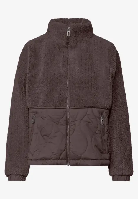 Dunkelbraune Teddy-Fleecejacke mit Reißverschluss, gesteppte Taschen und Unterteil.