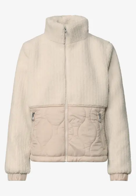 Beige Teddy-Fleecejacke mit Stehkragen, durchgehendem Reißverschluss und seitlichen Taschen.