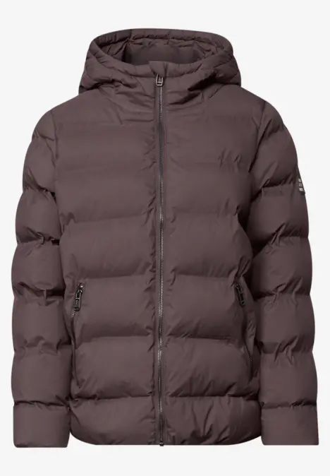 Braune, gesteppte Daunenjacke mit Kapuze, durchgehendem Reißverschluss und seitlichen Taschen.
