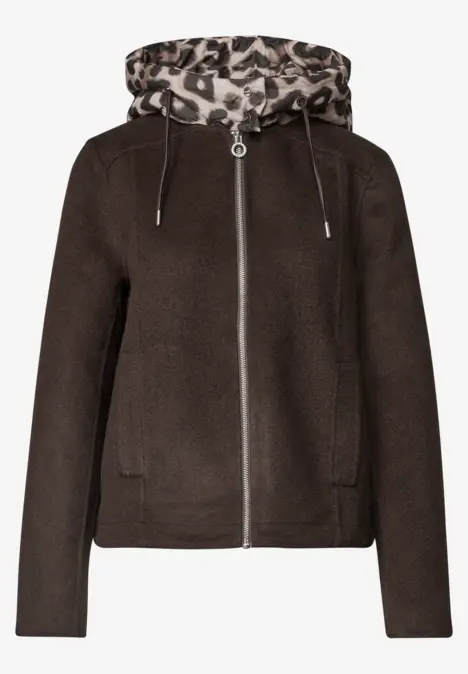 Braune Kapuzenjacke mit Reißverschluss, seitlichen Taschen und dezent gemusterter Innenkapuze.