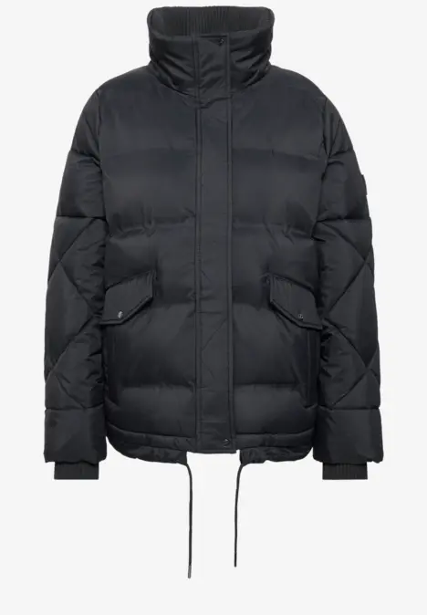 Schwarze Daunenjacke mit hohem Kragen, seitlichen Taschen und Kordelzug am Saum.