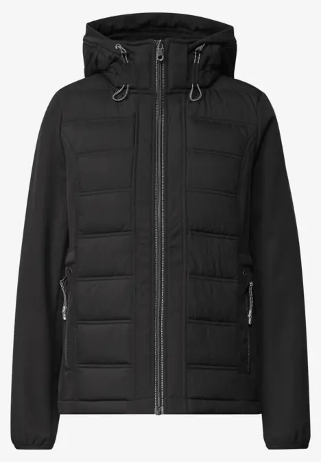 Schwarze, gesteppte Winterjacke mit Kapuze und durchgehendem Reißverschluss.