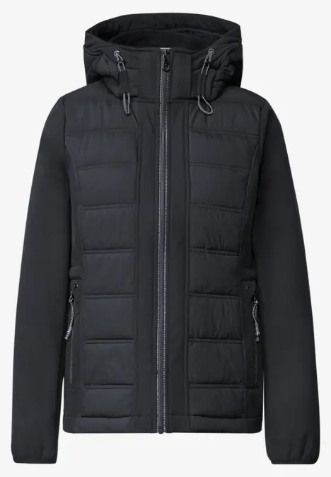 Schwarze Kapuzenjacke mit gesteppter Vorderseite und Softshell-Ärmeln.