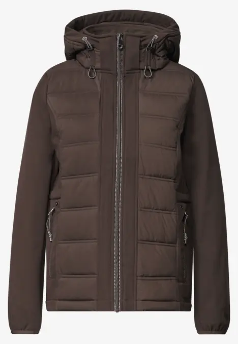 Dunkelbraune gesteppte Jacke mit Kapuze, Reißverschluss und Seitentaschen.