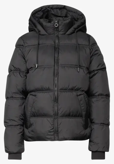 Schwarze gesteppte Daunenjacke mit Kapuze.