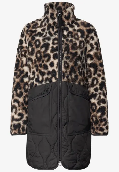 Oversize-Mantel mit Leopard-Print oben und gestepptem schwarzen Stoff unten, durchgehendem Reißverschluss.