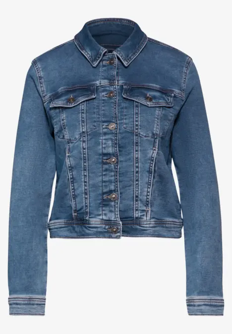 Blaue Jeansjacke mit Knöpfen und Brusttaschen.