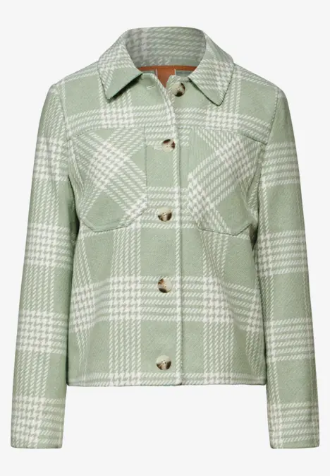 Grüne karierte Jacke mit Knöpfen und Brusttaschen.