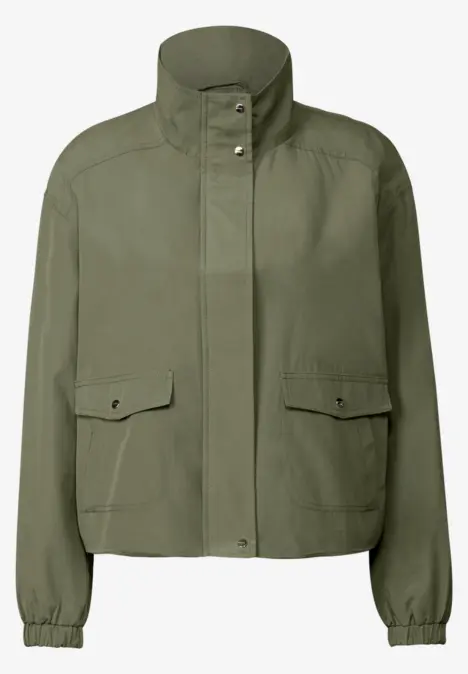 Olivgrüne Jacke mit Stehkragen und Taschen auf der Vorderseite.