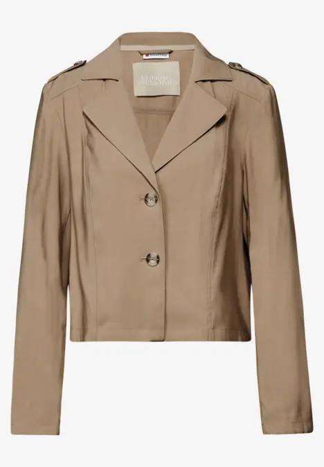 Kurze, beige Damenjacke mit Kragen und zwei Knöpfen.
