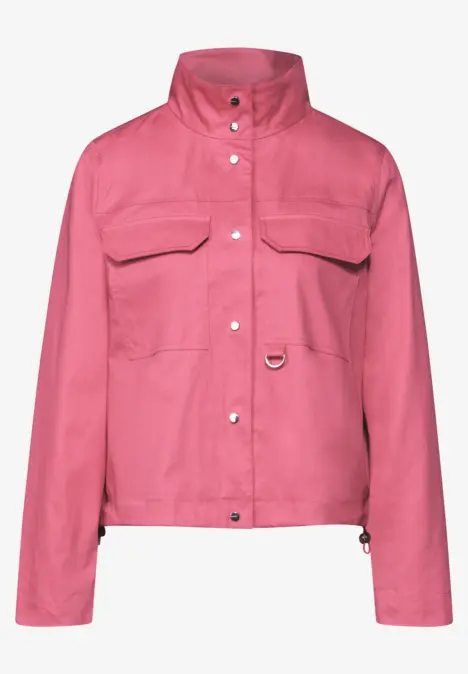 Kurze, rosa Jacke mit aufgesetzten Taschen und silbernen Knöpfen.