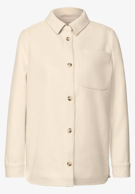 Beige Hemdjacke mit Knöpfen und Brusttasche.